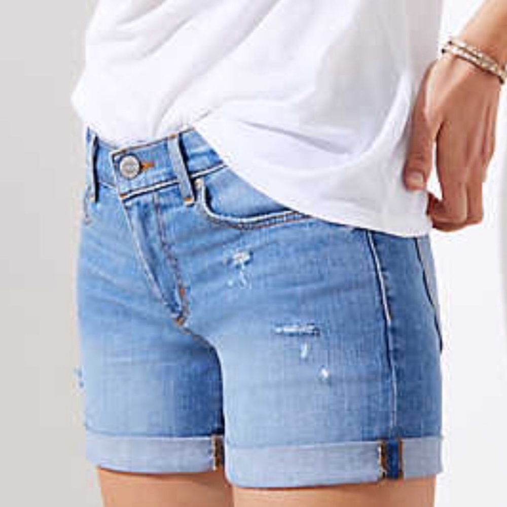*NWT* LOFT Denim Roll Shorts in Light Indigo Wash - Picture 2 of 3